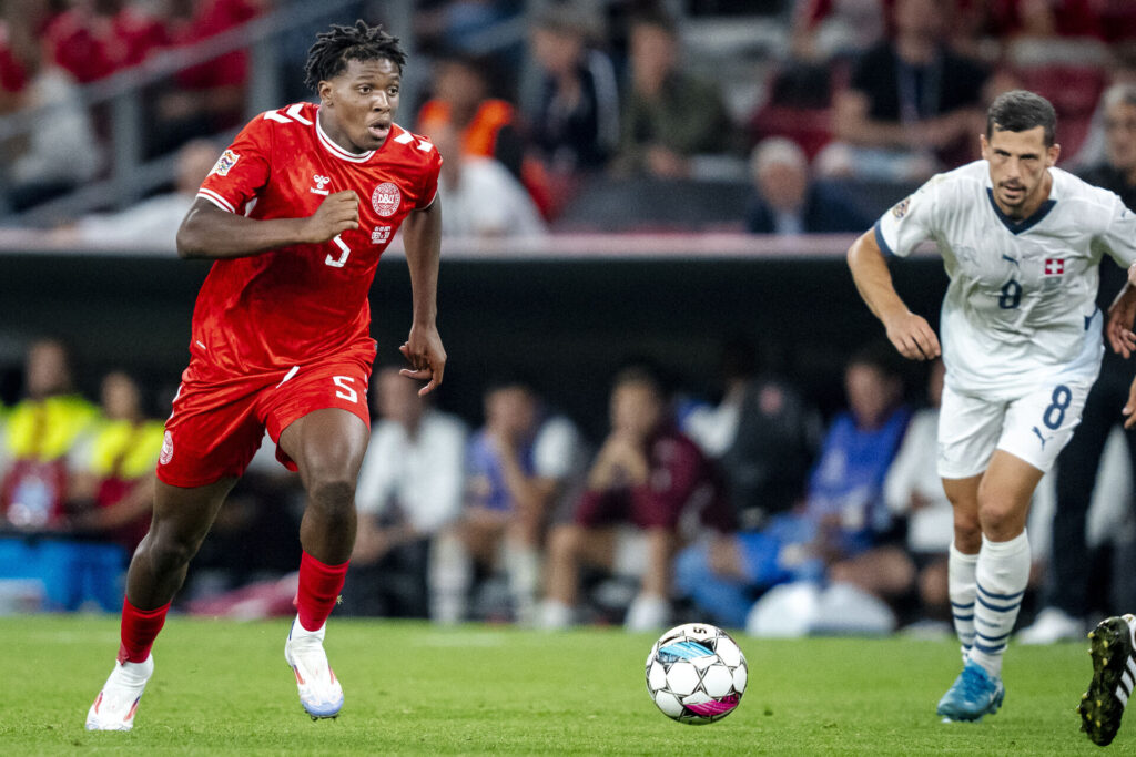 Patrick Dorgu med bolden under kampen mellem Danmark og Schweiz.