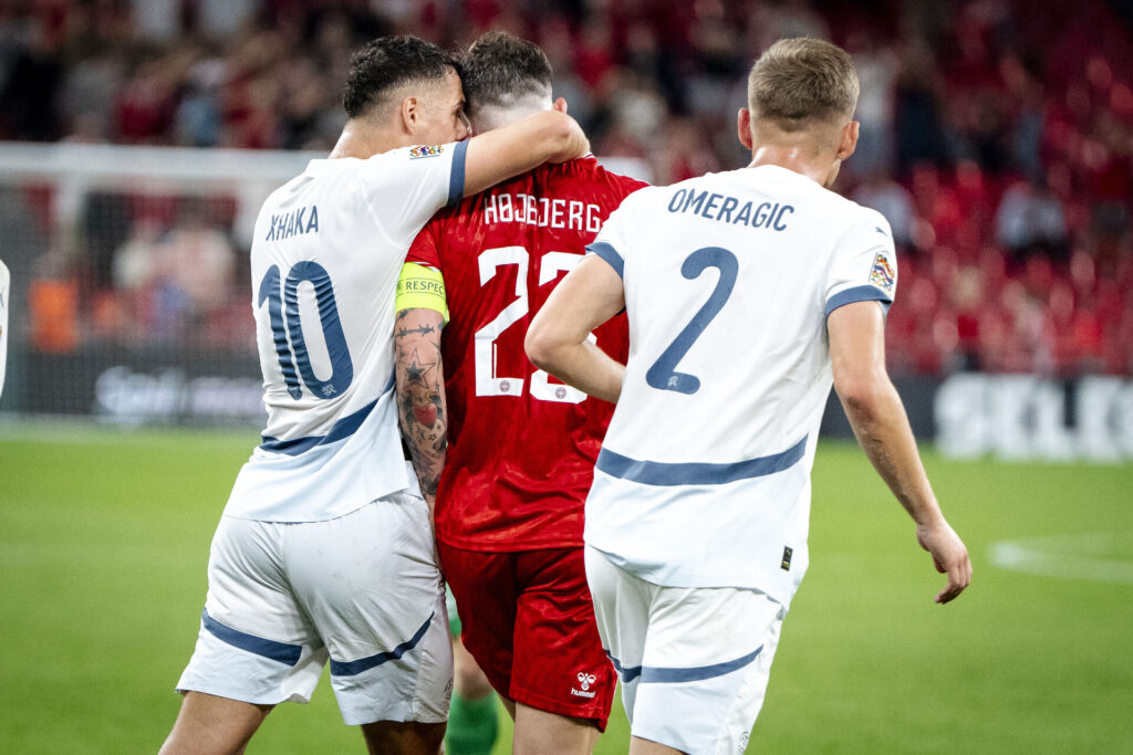 Granit Xhaka tager fat om halsen på Pierre Emile Højbjerg under kampen mellem Danmark og Schweiz.