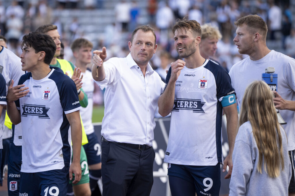 AGF-direktør Jacob Nielsen får sig en snak med AGF-anfører Patrick Mortensen.