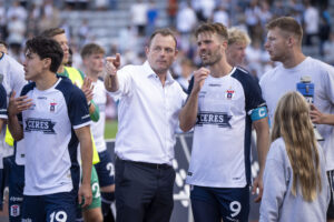 AGF-direktør Jacob Nielsen får sig en snak med AGF-anfører Patrick Mortensen.