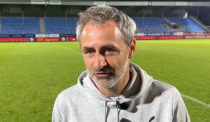 Kim Engstrøm står foran tribunen på DS Arena i Hobro