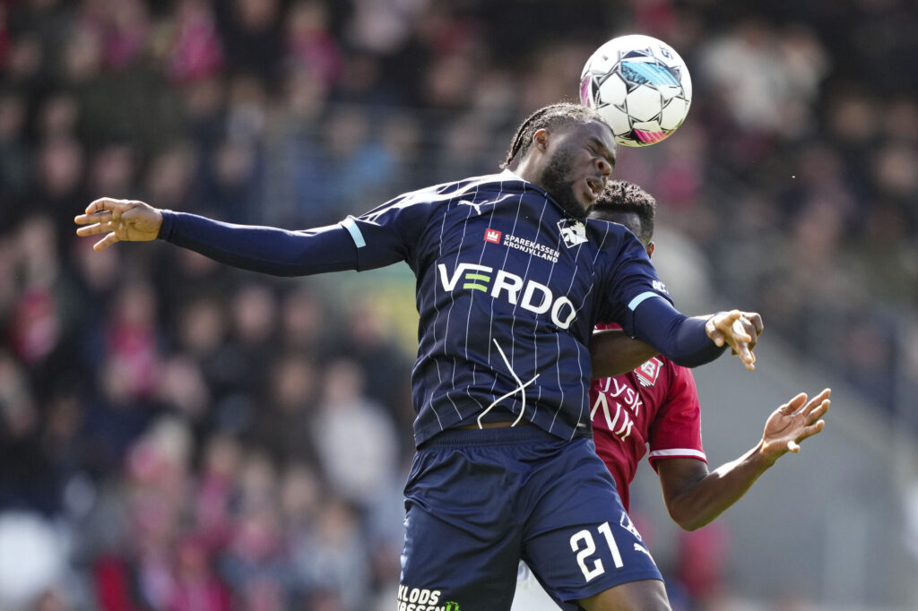 Ernest Agyiri i en hovedstødsduel.