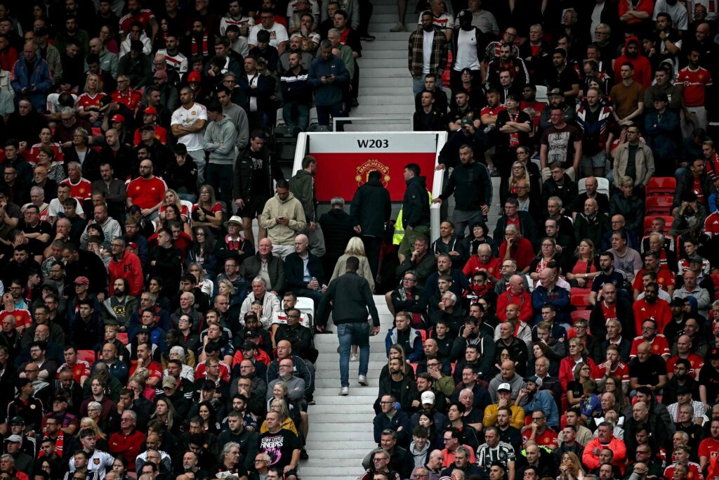 Manchester Uniteds fans forlader stadion.