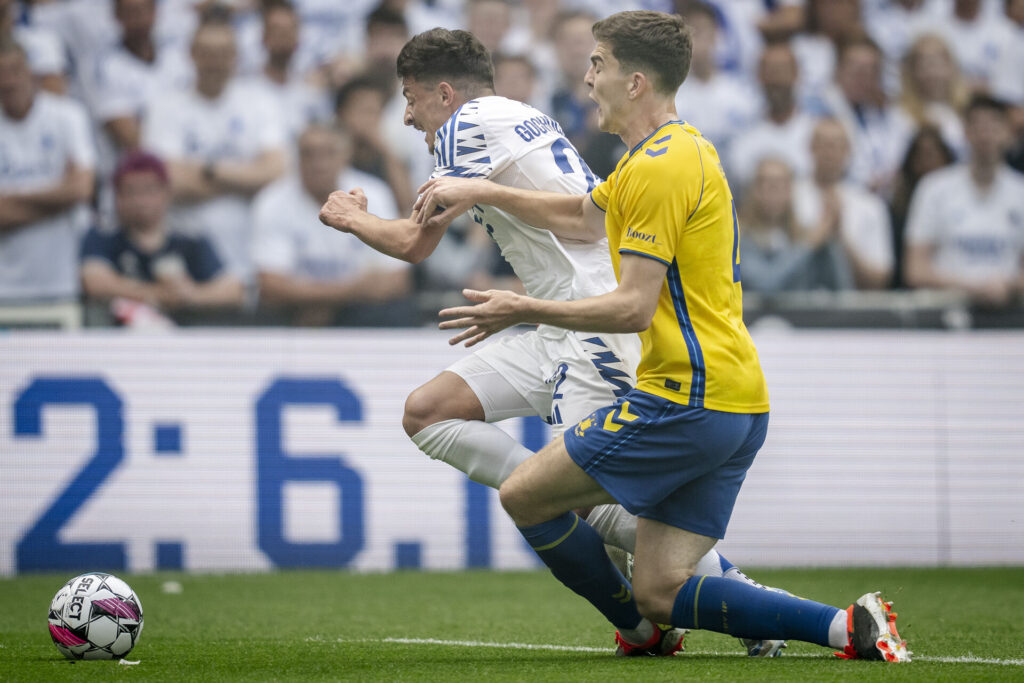 Jacob Rasmussen i kamp om bolden under det seneste derbyet mod F.C. København.