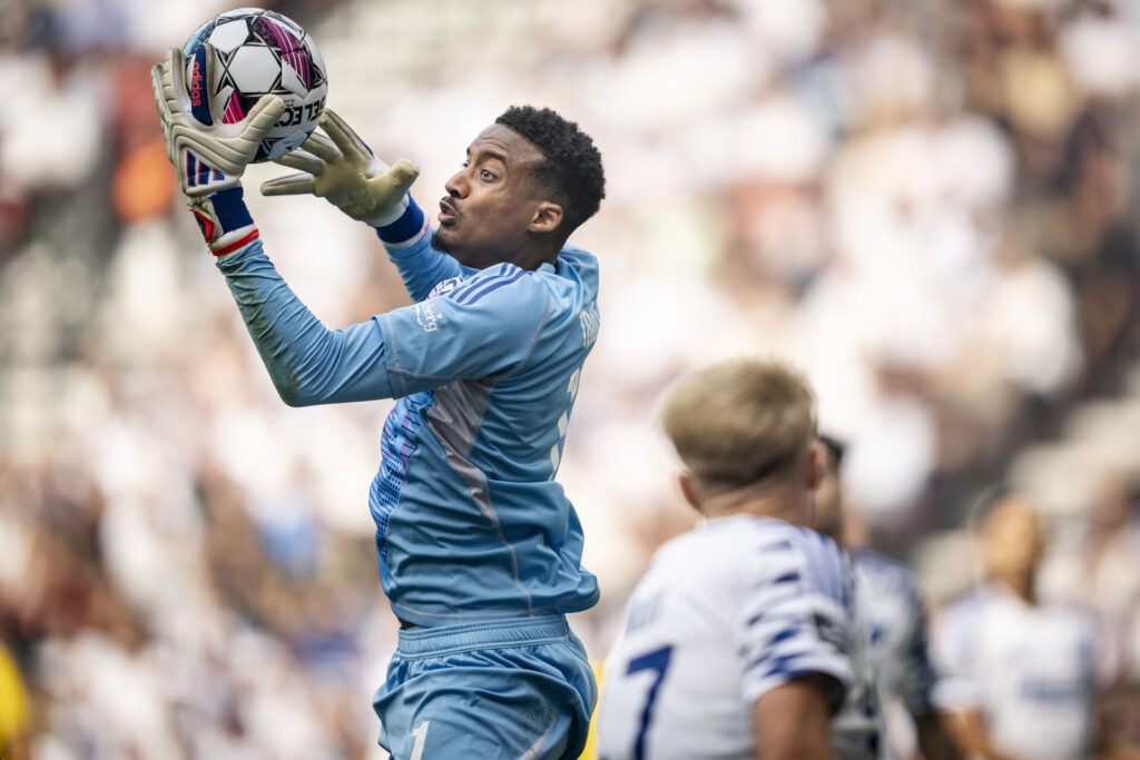 Nathan Trott griber bolden efter et indlæg under kampen mellem FC København og Brøndby IF.