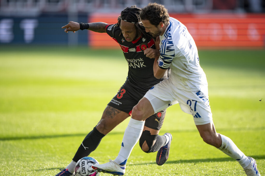 Thomas Delaney og Kevin Mbabu i nærkamp under 3F Superliga-kampen mellem F.C. København og FC Midtjylland.