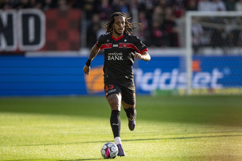 Kevin Mbabu driver bolden frem mod F.C. København.