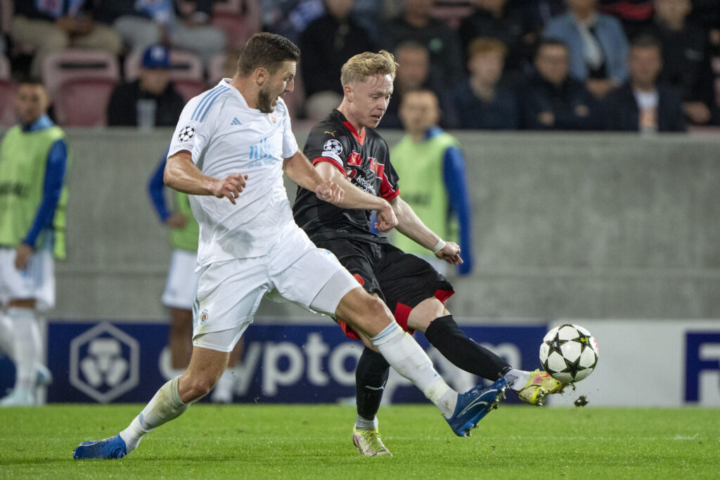 Ola Brynhildsen med bolden under FC Midtjyllands kamp mod Slovan Bratislava.