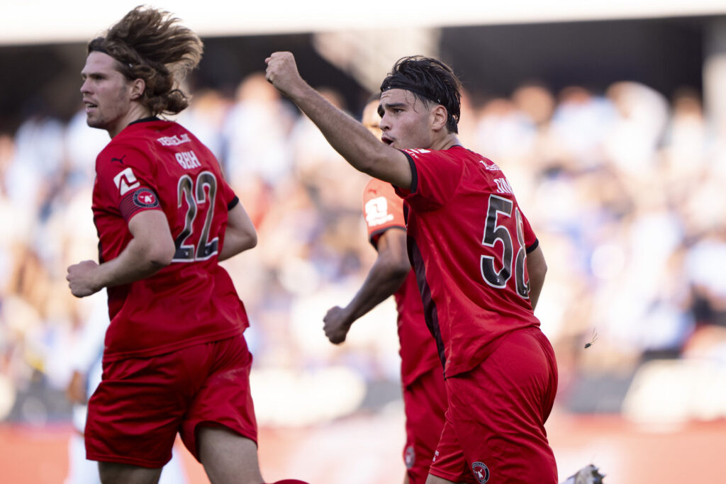 Aral Simsir jubler efter sin scoring mod Randers FC.