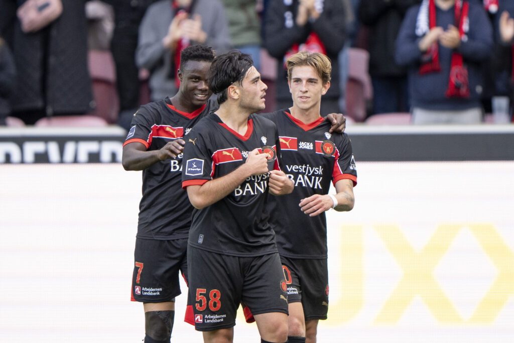 FC Midtjylland-spillerne jubler over en scoring mod Viborg FF.