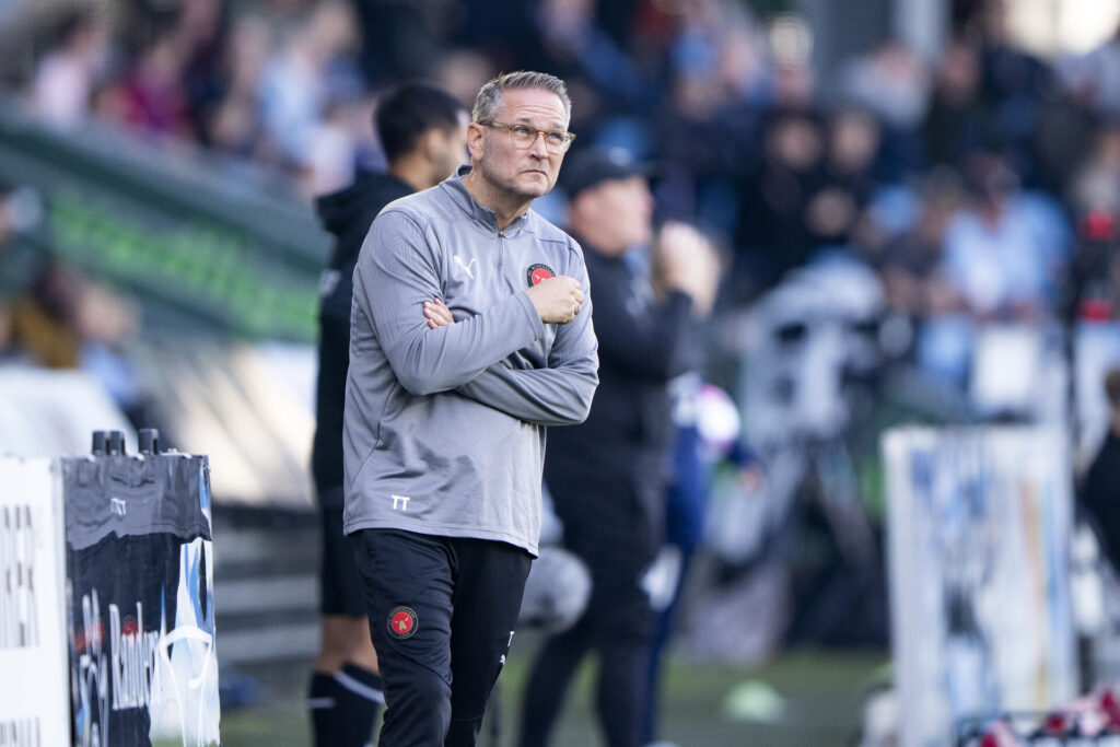 Thomas Thomasberg undrer sig på sidelinjen under kampen mellem FC Midtjylland og Randers FC.