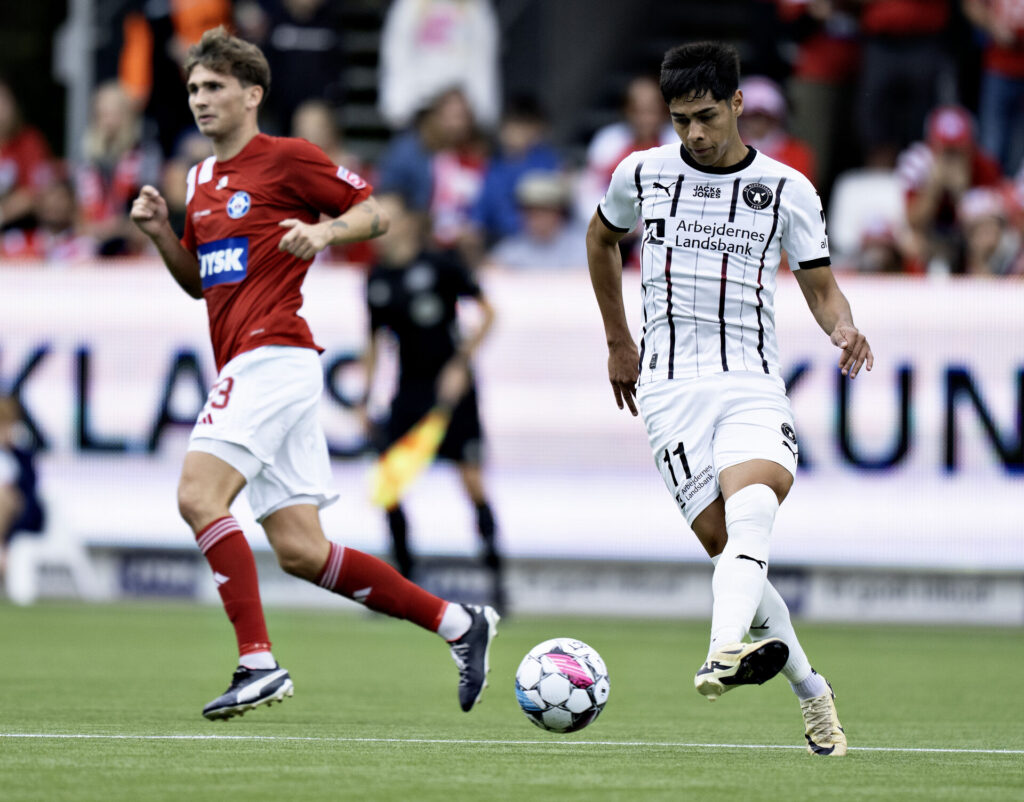 Dario Osorio i færd med at aflevere bolden under kampen mellem FC Midtjylland og Silkeborg IF i 3F Superligaen.