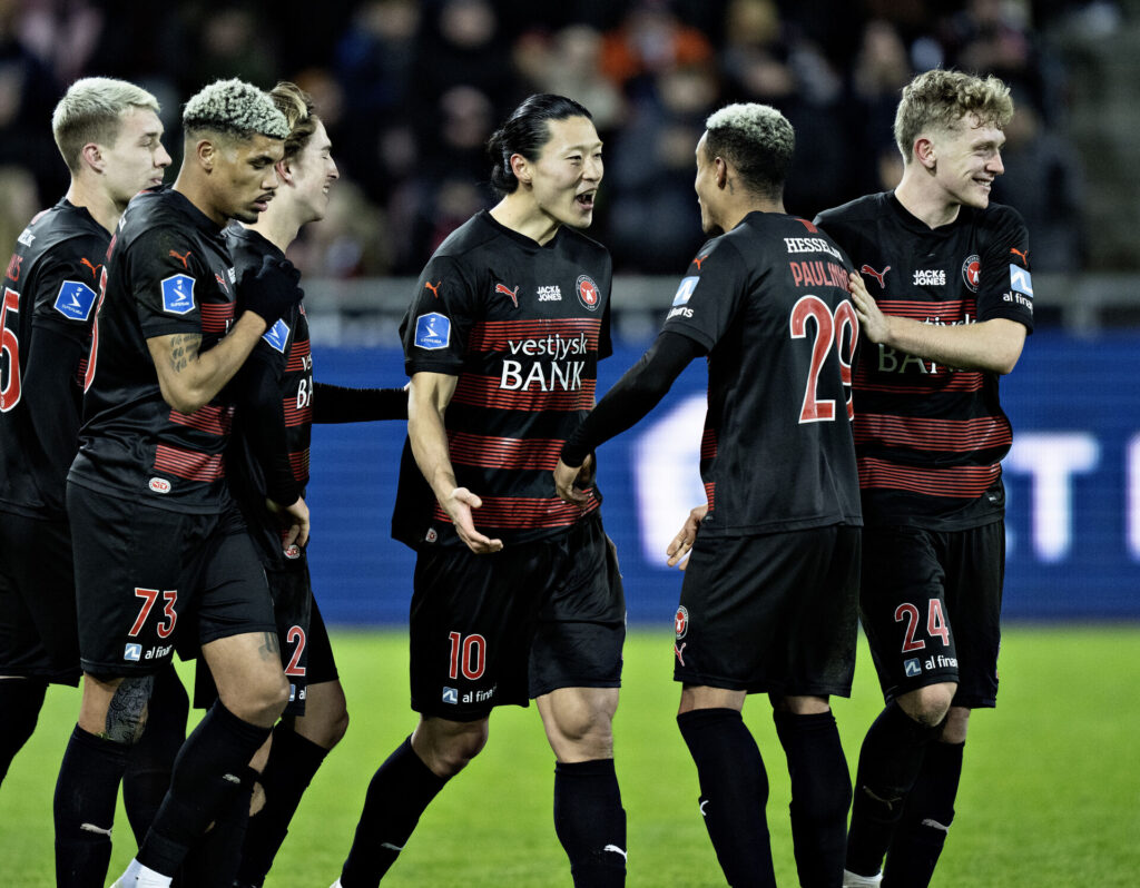 FC Midtjyllands Gue-Sung Cho har scoret på straffespark til 3-0 i superligakampen mellem FC Midtjylland og Vejle Boldklub på MCH Arena i Herning, søndag den 17. marts 2024