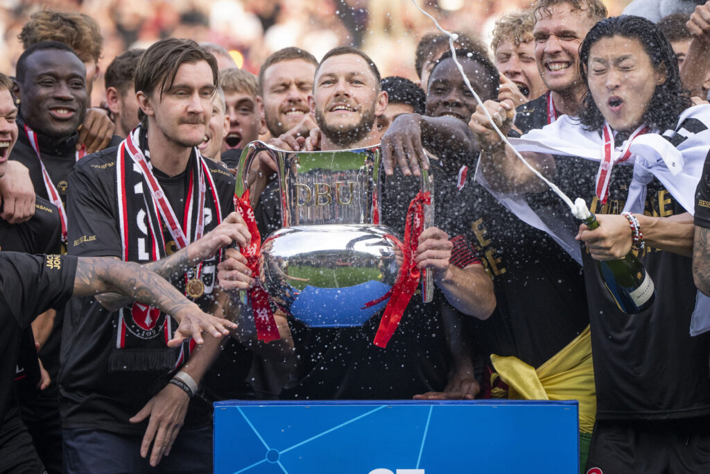 FC Midtjyllands Henrik Dalsgaard løfter pokalen sammen med Kristoffer Olsson efter superligakampen mellem FC Midtjylland og Silkeborg IF på MCH Arena i Herning søndag den 26. maj 2024..