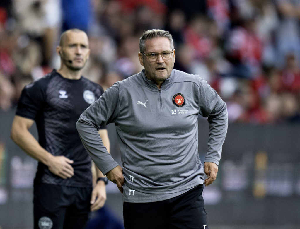 Thomas Thomasberg med en bekymret mine under kampen mellem FC Midtjylland og Silkeborg IF.