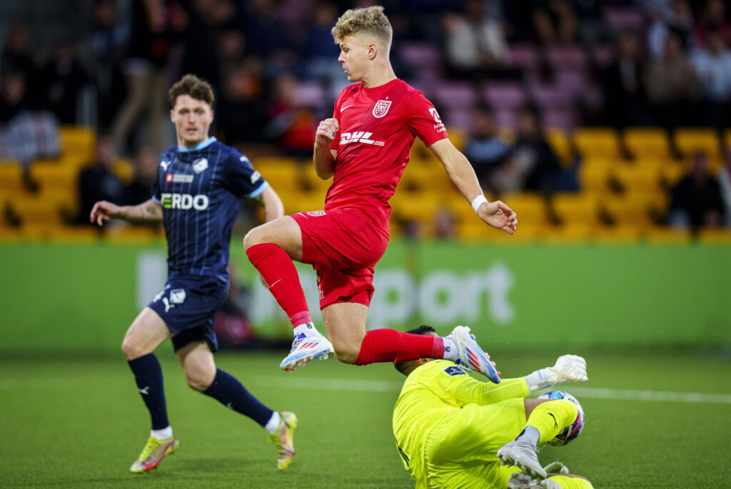 FC Nordsjællands Sindre Walle Egeli i kamp mod Randers-målmand.