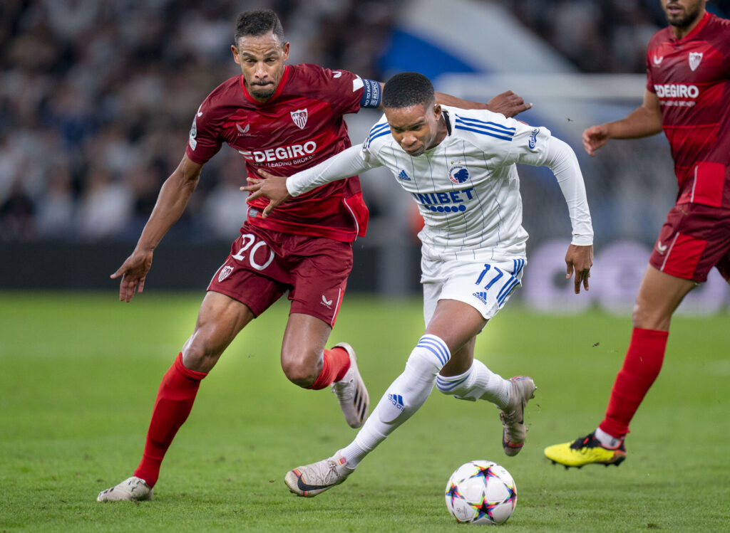 Paul Mukairu i kamp for FCK mod Sevilla.