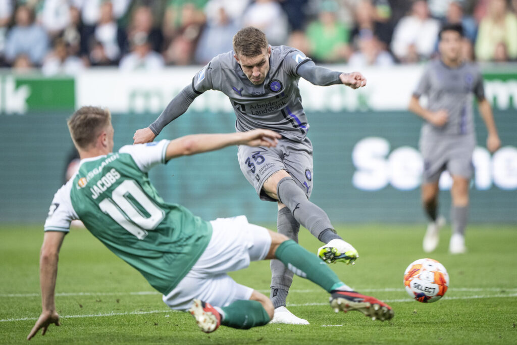 Jamie Jacobs laver en tackling på FCM-spiller