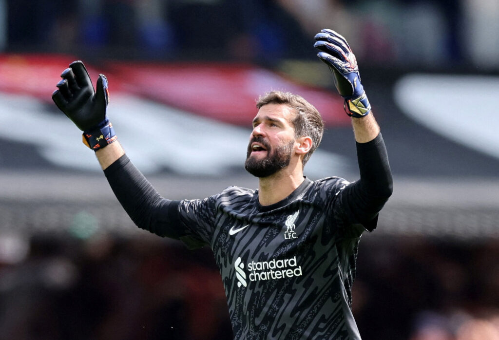 Alisson med armene oppe i vejret for Liverpool