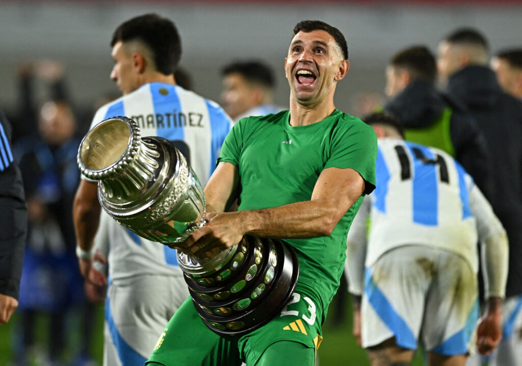 Emiliano Martinez jubler med en kopi af Copa America-trofæet mod sit skridt.