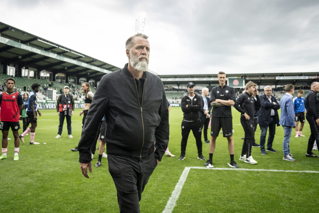 Björn Wesström ser trist ud den dag OB rykker ud af 3F Superligaen.