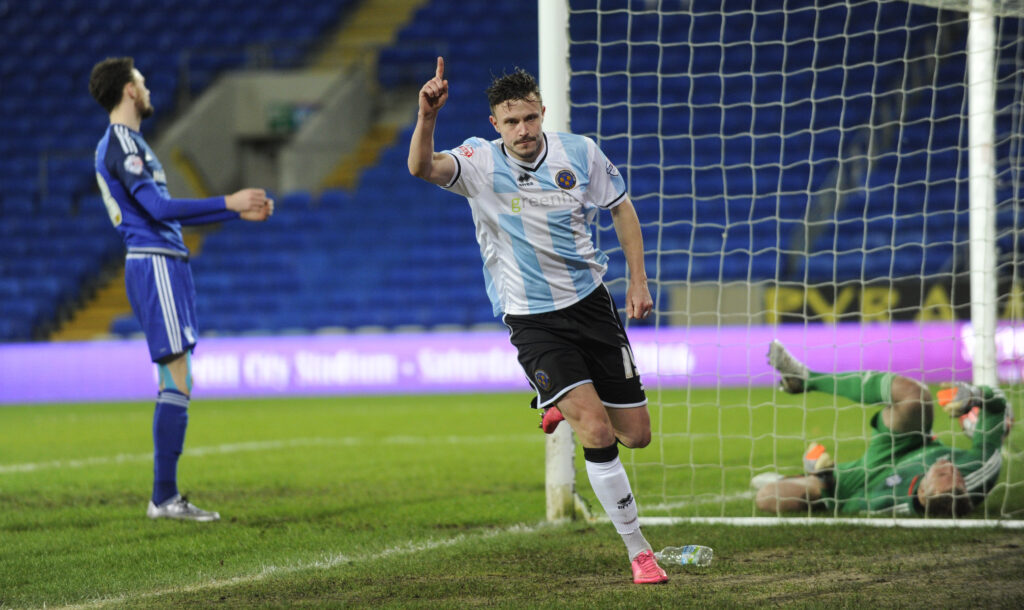 Andy Mangan fejrer en scoring for Shrewsbury mod Cardiff City.