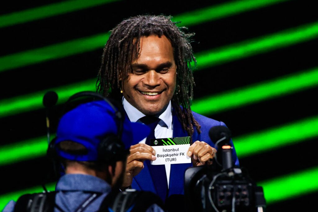 Christian Karembeu trækker Istanbul BAsaksehir op af hatten.