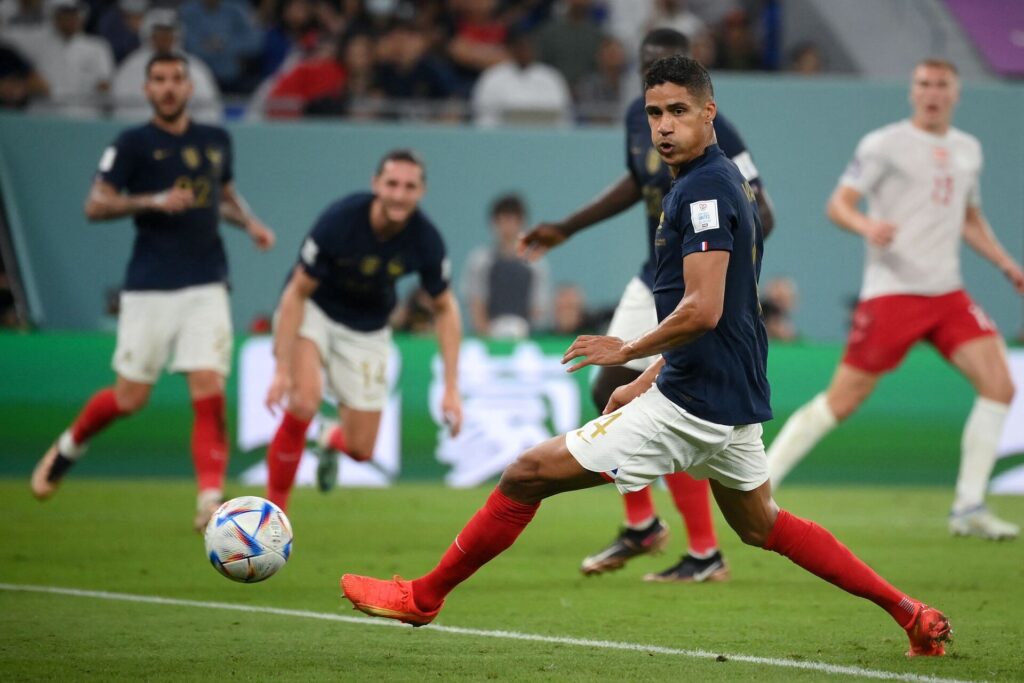 Raphael Varane i aktion for det franske landshold ved VM i Qatar.