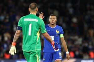 Gianluigi Donnarumma og Kylian Mbappé giver hånd