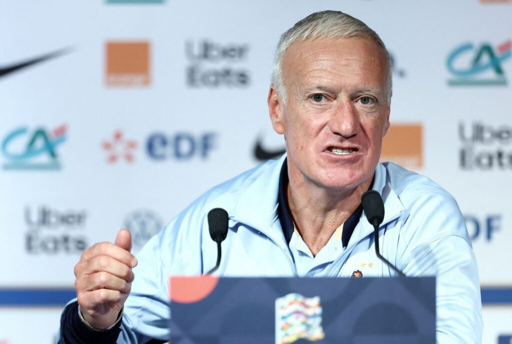 Didier Deschamps udtaler sig på pressemøde