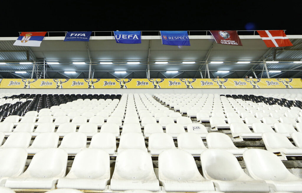 Et billede af tomme sæder på Stadion FK Partizan.