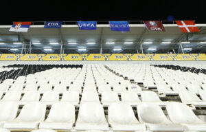 Et billede af tomme sæder på Stadion FK Partizan.