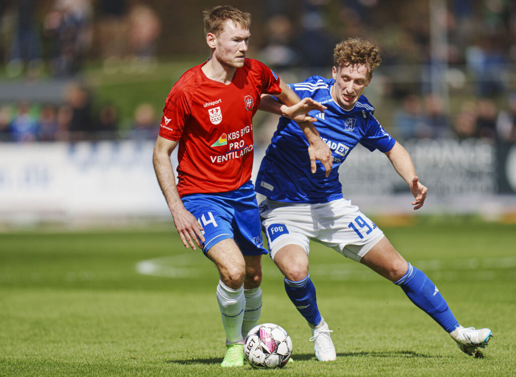 Hvidovres Christian Jakobsen og Lyngbys Gustav Fraulo under superligakampen mellem Lyngby Boldklub og Hvidovre IF på Lyngby Stadion søndag den 14. april 2024.