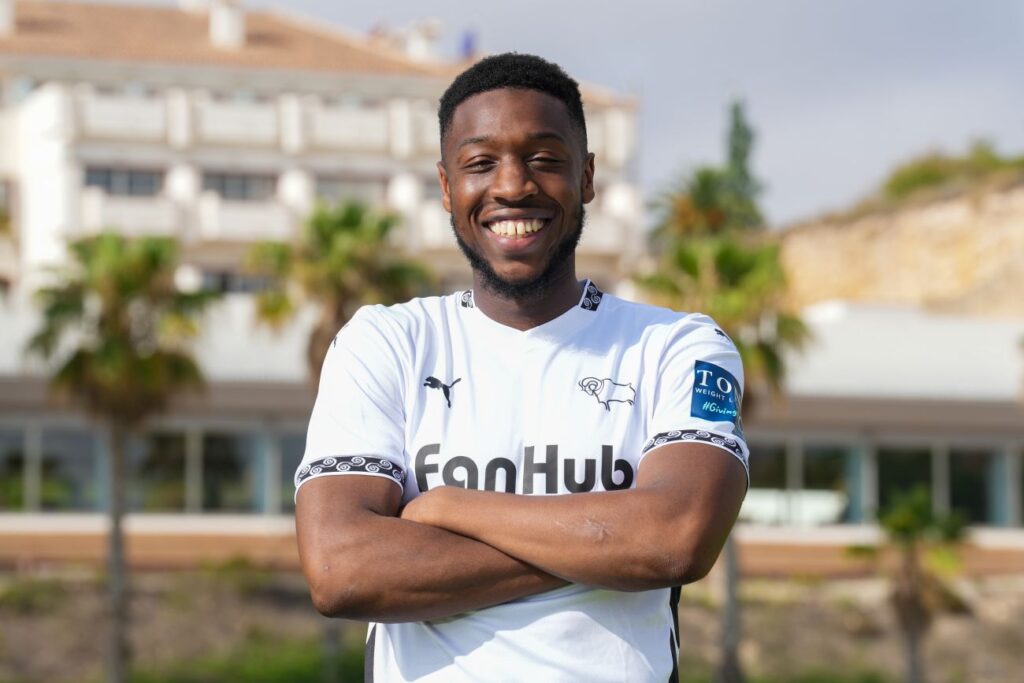 Ebou Adams præsenteres i Derby County.