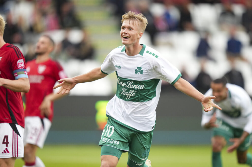 Isak Steiner Jensen ( Viborg 10) scorer under superligakampen mellem Vejle Boldklub og Viborg FF på Vejle Stadion søndag den 15. september 2024.