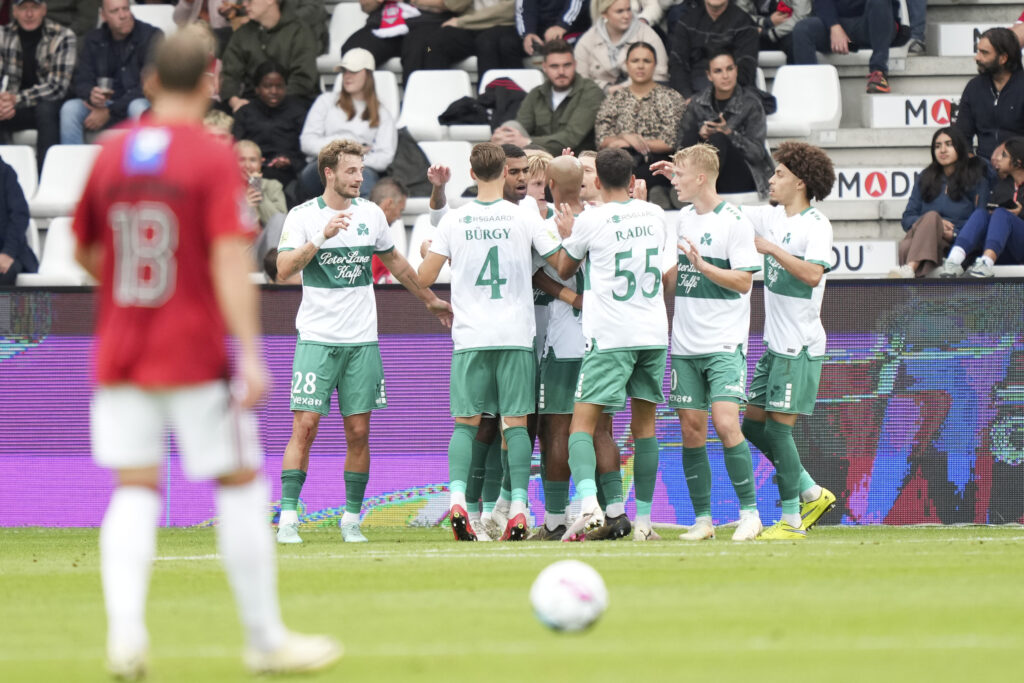 Viborg FF-spillerne fejrer en scoring mod Vejle Boldklub.