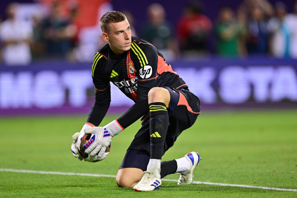 Andriy Lunin fastholder bolden under en testkamp for Real Madrid.