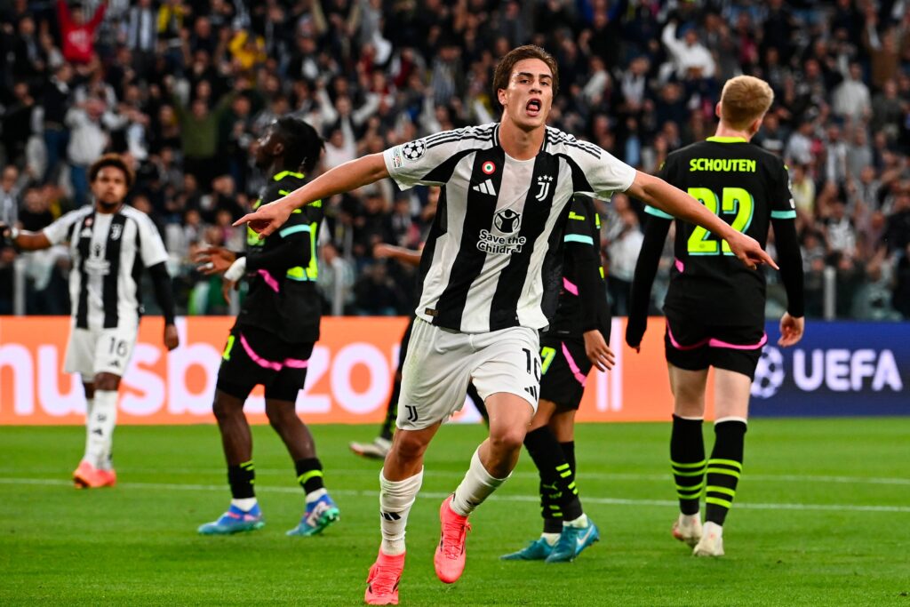 Kenan Yildiz fejrer sin scoring for Juventus i Champions League.