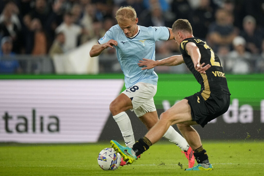 Gustav Isaksen i duel mod Hellas Verona