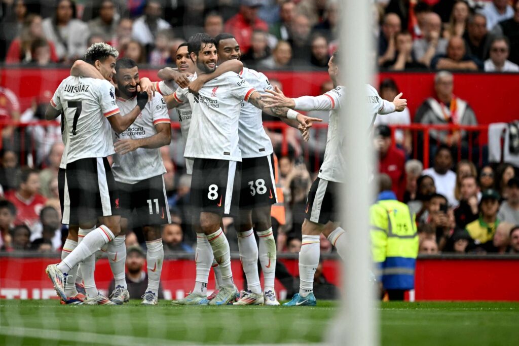 Liverpool-spillerne fejrer en scoring mod Manchester United