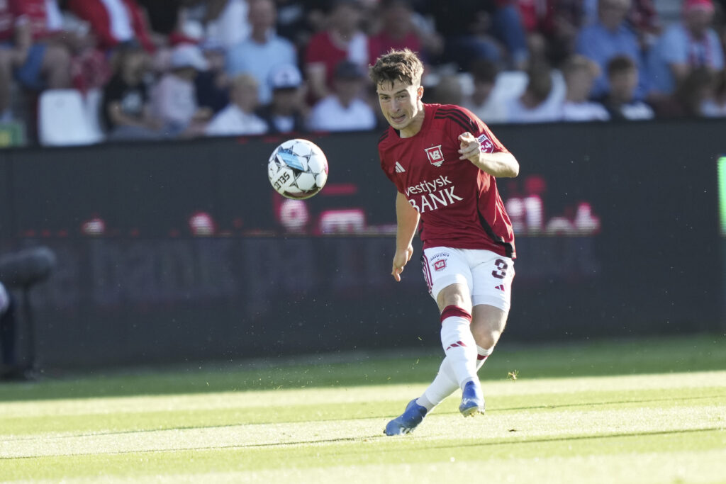 Lundrim Hetemi slår en aflevering under 3F Superliga-kampen mellem Vejle og FC Nordsjælland.