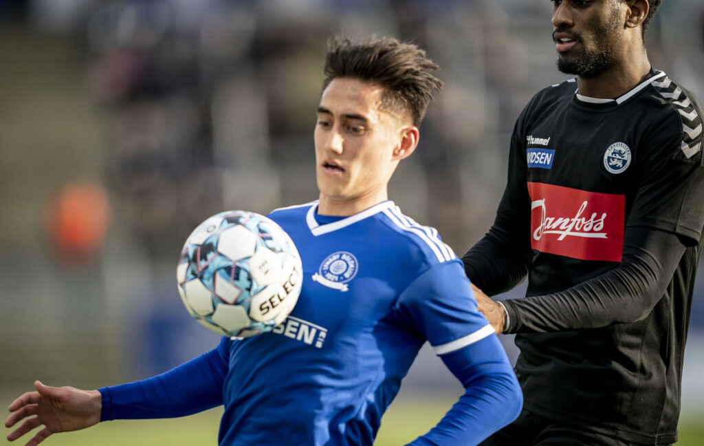 Lyngby BKs Svenn Crone og SønderjyskEs Haji Wright under 3F Superliga-kampen mellem Lyngby Boldklub og SønderjyskE på Lyngby Stadion i Kongens Lyngby, onsdag den 21. april 2021.