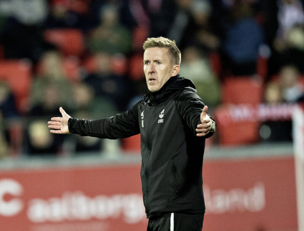 Morten Karlsen slår ud med armene under kampen mellem Lyngby Boldklub og AaB.