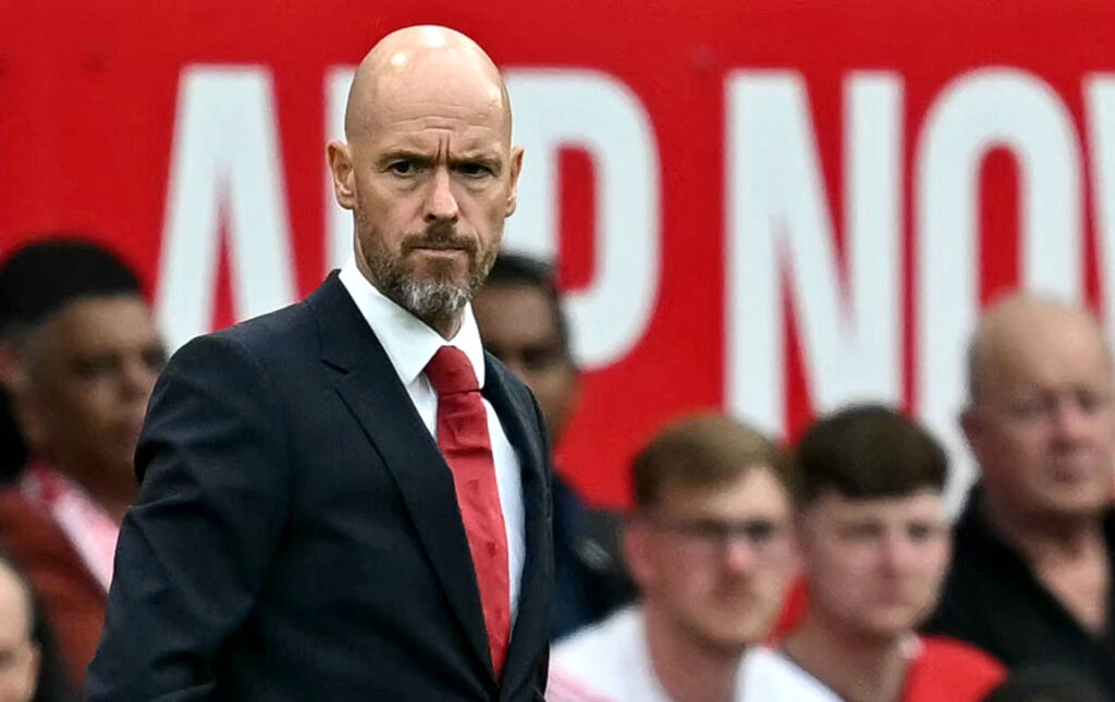 Erik ten Hag ser bekymret ud i kampen mod Liverpool.