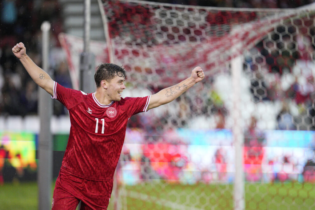 Mathias Kvistgaarden fejrer en scoring for det danske U21-landshold.