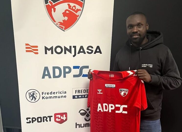 Moses Opondo poserer med FC Fredericias trøje