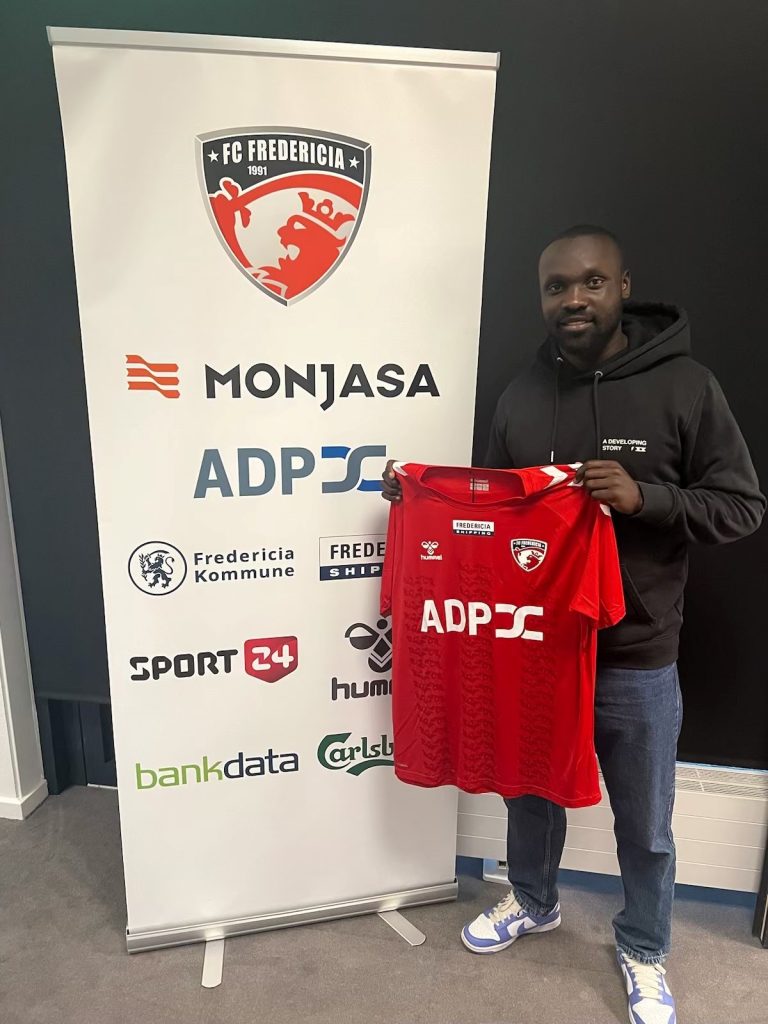 Moses Opondo poserer med FC Fredericias trøje