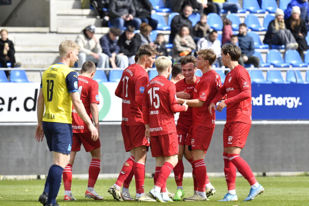 FC Fredericia-spillere fejrer en scoring mod Hobro IK.