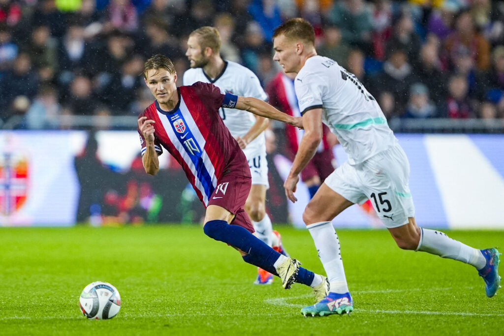 Martin ødegaard i kamp for Norge inden sin skade mod Østrig.