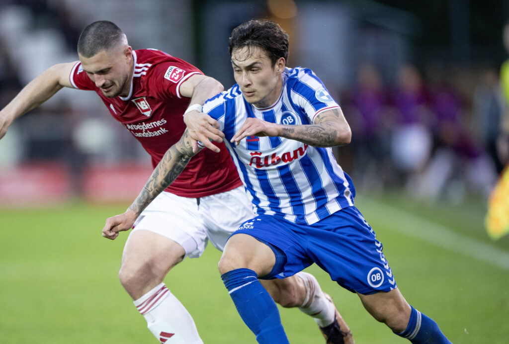 OBs Nocholas Mickelson i kamp med Vejles Stefan Velkov under superligakampen mellem Vejle Boldklub og OB på Vejle Stadion